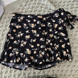 Hollister flowery floral skirt with side tie size medium worn once